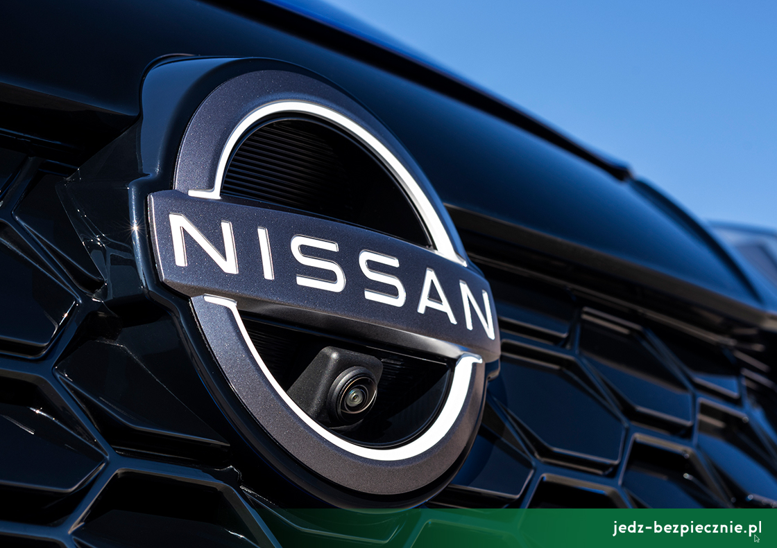 Premiera tygodnia - Nissan Juke Hybrid - atrapa z nowym logo i kamerą przednią systemu 360 stopni